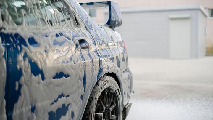 Jak usunąć trudne zabrudzenia w samochodzie? 