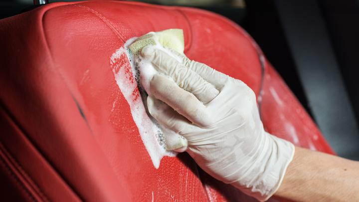 Tapicerka skórzana - jak uniknąć pęknięć? 