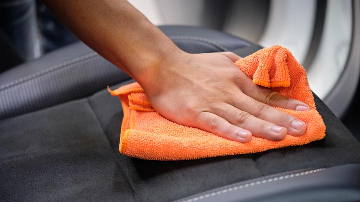 Czyszczenie tapicerki w samochodzie – jak zrobić to szybko, skutecznie i niedrogo? 