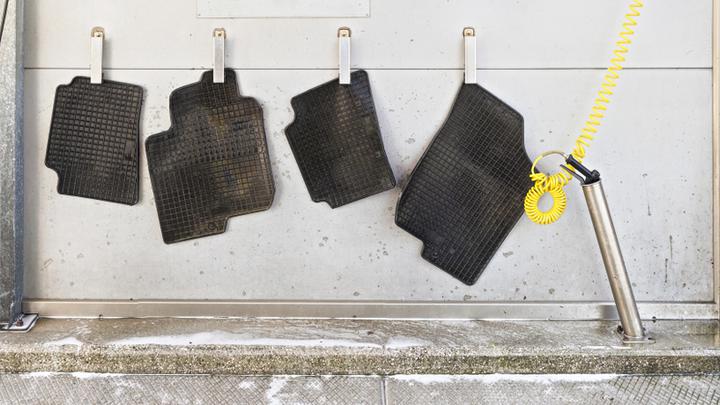 Czym czyścić gumowe dywaniki samochodowe? 