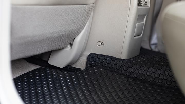 Dlaczego warto wybrać dywaniki gumowe zamiast dywaników welurowych do samochodu?