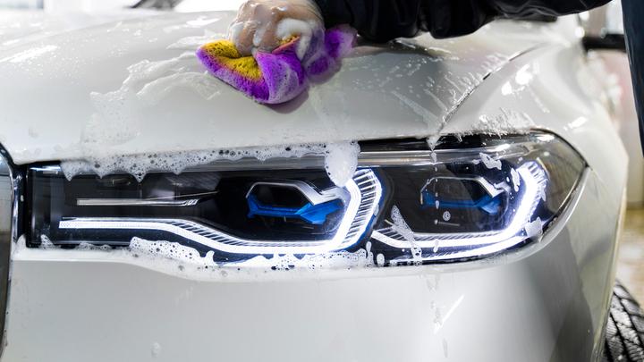 Jak profesjonalnie umyć samochód?