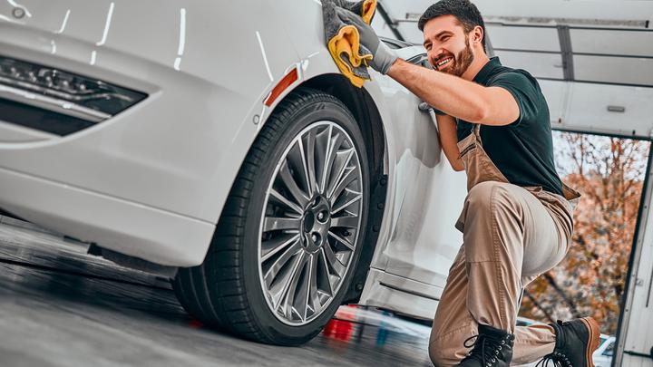 Jak profesjonalnie wyczyścić samochód?