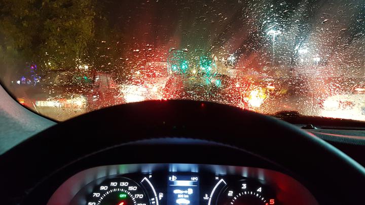 Niewidzialna wycieraczka ułatwi jazdę jesienią