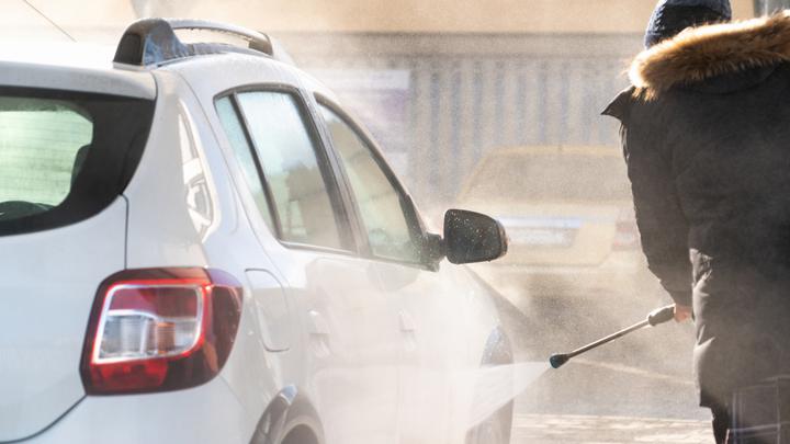 Mycie samochodu na myjni bezdotykowej zimą - jak nie popełnić błędów?