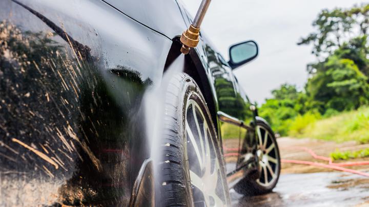 Myjka ciśnieniowa do samochodu – jak wybrać idealną myjkę dla siebie? 