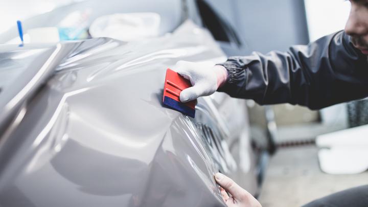 Car wrapping - oklejanie samochodu. Czym jest oklejanie samochodu, ile kosztuje i czy warto w niego inwestować? 
