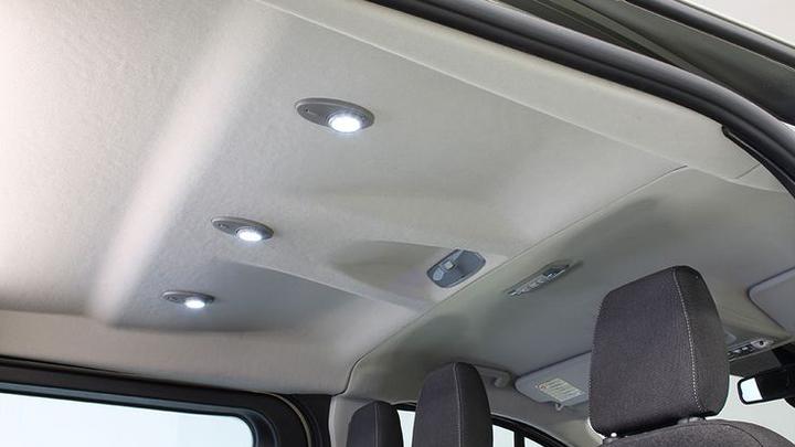 Jak wyczyścić podsufitkę samochodową? 