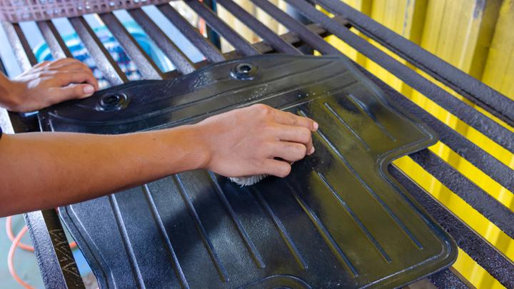 Pranie dywaników samochodowych – jak zadbać o gumowe dywaniki? 