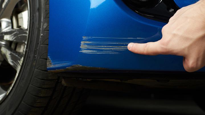 Usuwanie rys z plastiku - jak skutecznie zabezpieczyć plastik przed zarysowaniem i jak usunąć już nagromadzone rysy