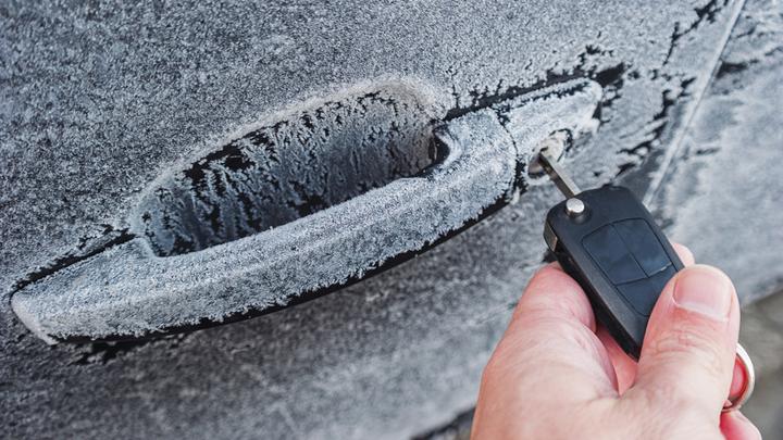 Zamarznięte drzwi w samochodzie – odmrażacz do gum i zamków